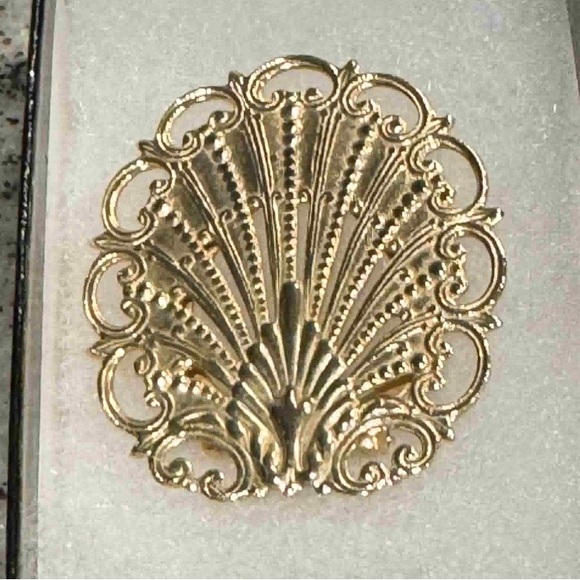 Elegant Gold scarf holder - Picture 4 of 4